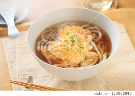 温かい、卵とじうどん(湯気あり) 温かい、卵とじうどん(湯気あり) 123068949