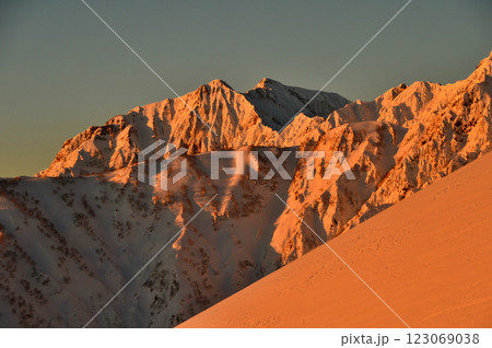 厳冬の北アルプス八方尾根から望む屋島槍ヶ岳のモルゲンロート 厳冬の北アルプス八方尾根から望む屋島槍ヶ岳のモルゲンロート 123069038