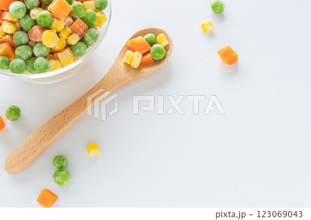 ミックスベジタブル　冷凍食品　白背景 123069043