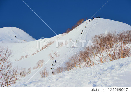 冬の唐松岳を目指す登山者 123069047