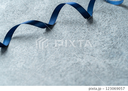 グレーの背景に紺のリボン 123069057