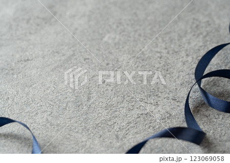 グレーの背景に紺のリボン 123069058