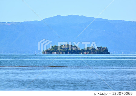 びわ湖に浮かぶ多景島 123070069