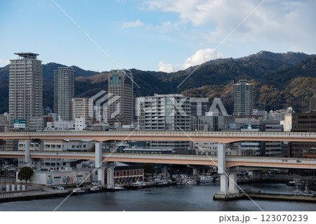 神戸港と六甲山 神戸港と六甲山 123070239