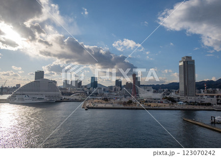 対岸から見た夕暮れの神戸港 123070242