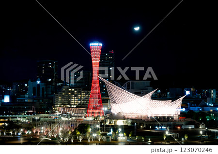ライトアップされた神戸ポートタワーと海洋博物館と半月 123070246