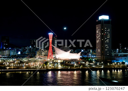 ライトアップされた神戸ポートタワーと海洋博物館と半月 123070247
