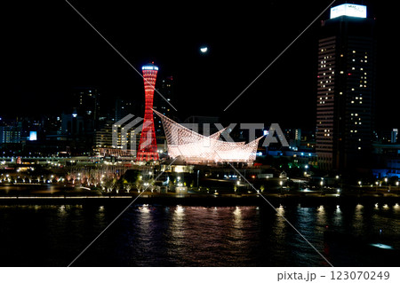 ライトアップされた神戸ポートタワーと半月 123070249