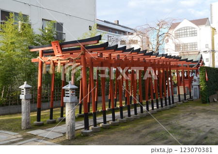 菅原神社の境内社「稲荷大神」(大阪府堺市堺区戎之町東2-1-38) 菅原神社の境内社「稲荷大神」(大阪府堺市堺区戎之町東2-1-38) 123070381