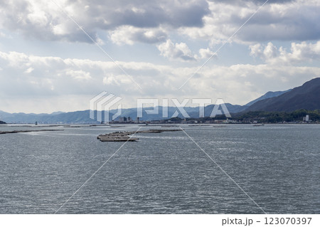 【広島宮島口 宮島口JR西日本宮島フェリーからの蠣いかだ】 【広島宮島口 宮島口JR西日本宮島フェリーからの蠣いかだ】 123070397