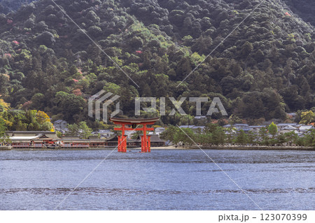 【広島宮島　宮島口JR西日本宮島フェリーからの大鳥居】 123070399