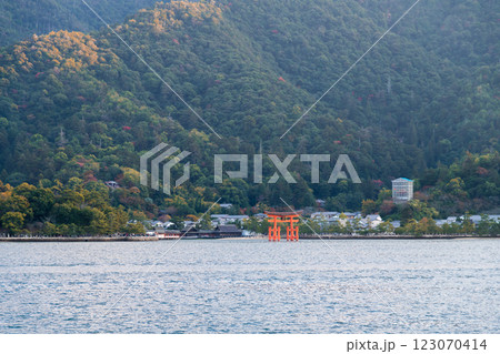 【広島宮島　宮島口JR西日本宮島フェリーからの大鳥居】 123070414