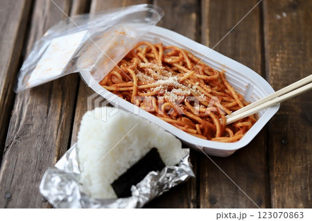 コンビニ弁当のパスタとおにぎり バランスの悪いご飯 コンビニ弁当のパスタとおにぎり バランスの悪いご飯 123070863
