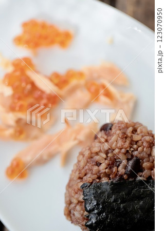 発酵玄米で作ったおにぎりと鮭いくら 123070950
