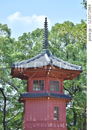 哲学堂公園は異次元の建物が数多くある 123071064