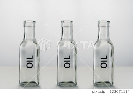 empty bottle for oil 123071114