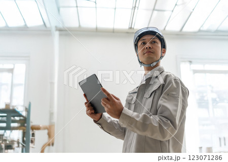 作業員スタイルの男性ポートレイト 123071286