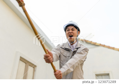 何かを追い払う男性 123071289