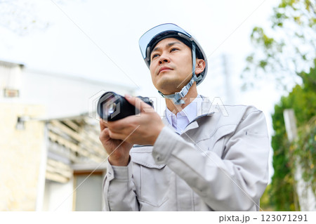 作業着を着た男性のビジネスシーン 作業着を着た男性のビジネスシーン 123071291