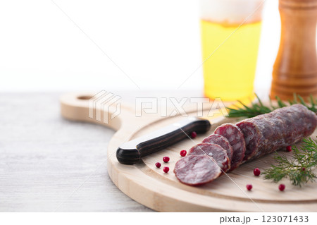 カッティングボードの上にのせた熟成サラミ　ピンクペッパーとローズマリー 123071433