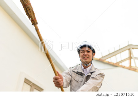 何かを追い払う男性 何かを追い払う男性 123071510