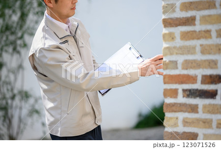 壁面の点検をする男性作業員 123071526