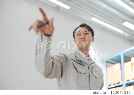 保守管理をする男性 123071533