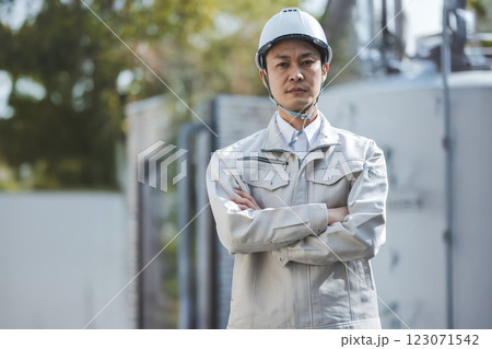 作業着を着た男性の作業員 作業着を着た男性の作業員 123071542