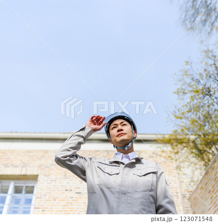 作業着を着た業者さんのイメージ 123071548