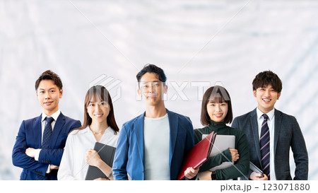 男女5人のビジネスチームワークイメージ 男女5人のビジネスチームワークイメージ 123071880