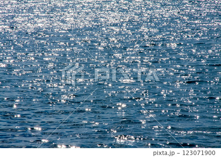 逆光で光り輝く海面の造形美【輝く海】 逆光で光り輝く海面の造形美【輝く海】 123071900