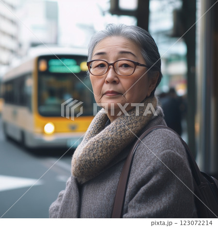 バスを利用するシニア バスを利用するシニア 123072214