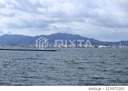 冬の琵琶湖越しに見る大津市街 冬の琵琶湖越しに見る大津市街 123072261