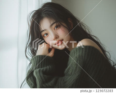 緑色のセーターを着た女性	 123072283