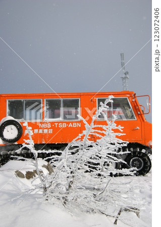 雪と霧氷と雪上車 雪と霧氷と雪上車 123072406