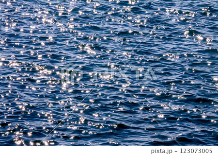 逆光で光り輝く海面の造形美【輝く海】 逆光で光り輝く海面の造形美【輝く海】 123073005