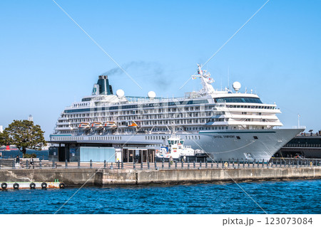 日本の横浜都市景観 初入港のクリスタル・シンフォニーなど望む。右に大さん橋=令和7年2月13日 日本の横浜都市景観 初入港のクリスタル・シンフォニーなど望む。右に大さん橋=令和7年2月13日 123073084