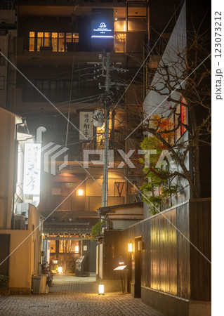 神楽坂 かくれんぼ横丁の夜景 神楽坂 かくれんぼ横丁の夜景 123073212