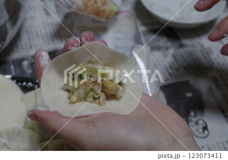 餃子を包む女性の手 123073411