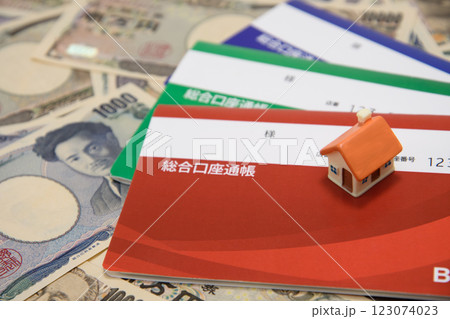 お金と通帳と家 123074023