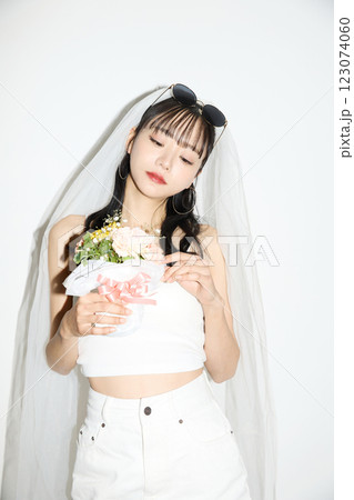 ストリートウエディングの装いをした若い女性のポートレート 123074060