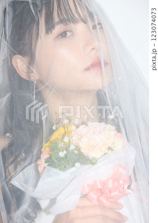 ストリートウエディングの装いをした若い女性のポートレート 123074073