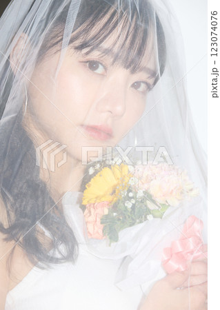 ストリートウエディングの装いをした若い女性のポートレート 123074076