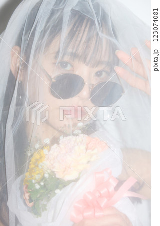ストリートウエディングの装いをした若い女性のポートレート 123074081