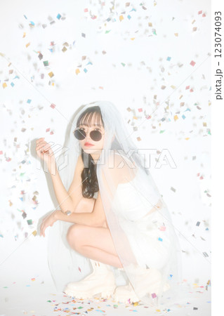 ストリートウエディングの装いをした若い女性のポートレート 123074093