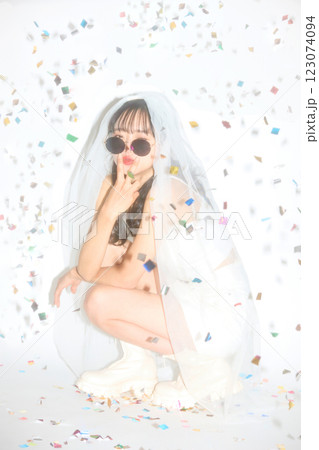 ストリートウエディングの装いをした若い女性のポートレート ストリートウエディングの装いをした若い女性のポートレート 123074094