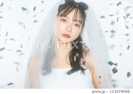 ストリートウエディングの装いをした若い女性のポートレート 123074098