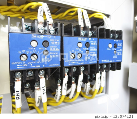 電気製品の動作や制御をするリレー類の精密回路 電気製品の動作や制御をするリレー類の精密回路 123074121