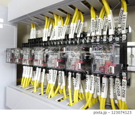 電気製品の動作や制御をするリレー類の精密回路 電気製品の動作や制御をするリレー類の精密回路 123074123