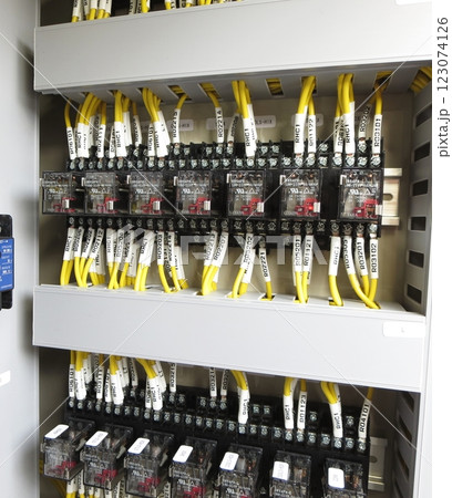 電気製品の動作や制御をするリレー類の精密回路 123074126